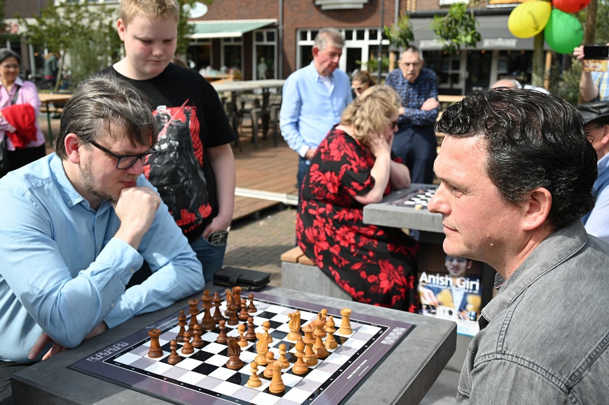 Schaak/damtafels op de markt in Asten Schaak/damtafels op de markt in Asten